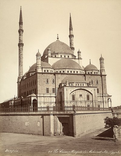 De moskee van Mohammed Ali, bekend als de Alabaster Moskee, in Caïro, Egypte door Félix Bonfils