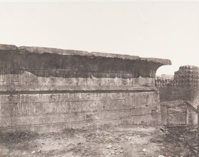 Esneh Latopolis, Gebouw in het zand - Buitenmuur - Corniche... door Félix Teynard