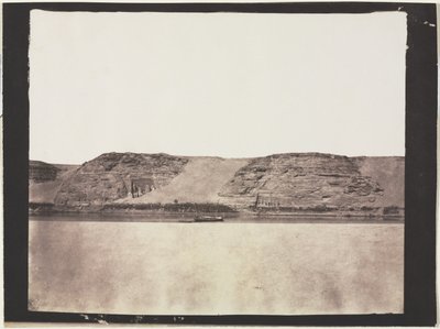 Algemeen uitzicht op monumenten uitgehouwen in de rots met de dahabieh van de fotograaf. Abu Simbel door Félix Teynard