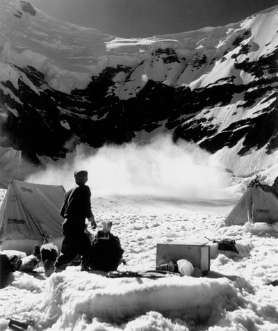 Basiskamp en nabijgelegen lawine! Op 5100 m. door Fosco Maraini