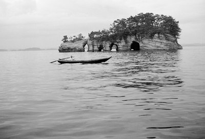 Tussen de eilanden Matsushima bij Sendai door Fosco Maraini