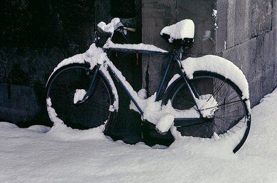 Fietsen in de sneeuw, Florence door Fosco Maraini