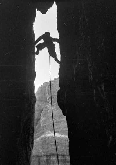 Dolomieten: klimmer in de Dülfer van Cima Grande di Lavaredo door Fosco Maraini