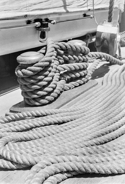 Op het schip Amerigo Vespucci: bolder en touw door Fosco Maraini