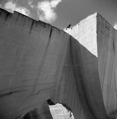 Pozzolaangroeve in Agrigento door Fosco Maraini