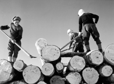 Houtsnijders aan het werk door Fosco Maraini