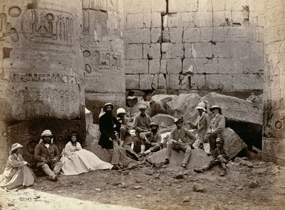 Groepsfoto in de Zuilenhal, Karnak, Thebe, 1862 door Francis Bedford