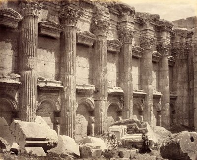 De noordelijke muur van het interieur van de Tempel van Jupiter, met de gecanneleerde zuilen, Baalbek door Francis Bedford
