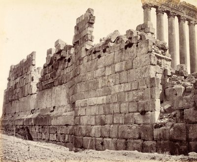 Westelijke uiteinde van de buitenmuur van de Tempel van de Zon, Baalbek door Francis Bedford