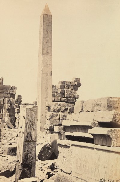 Granieten obelisk gebouwd door farao Thoetmosis I en koningin Hatsjepsoet in de grote tempel van Amon-Ra, Karnak, Egypte door Francis Frith