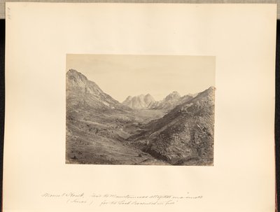 De berg Horeb (Sinaï), "en de berg stond geheel in rook, want de Heer daalde neer in vuur". door Francis Frith