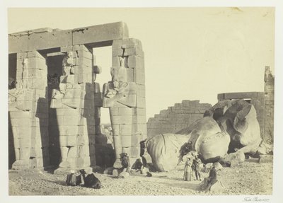Osiridezuilen en Grote Gevallen Kolos, bij het Memnonium, Thebe door Francis Frith