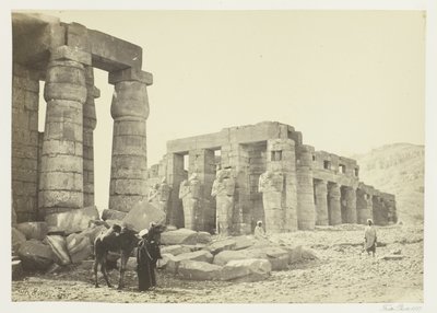 Het Memnonium, Thebe, vanaf de vlakte door Francis Frith
