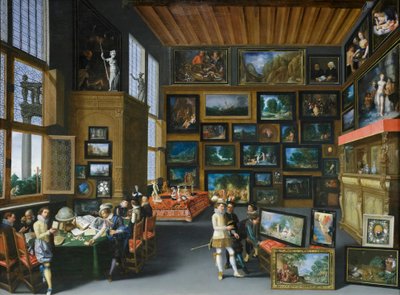 Kenners in een kamer vol schilderijen door Franco-Flemish School