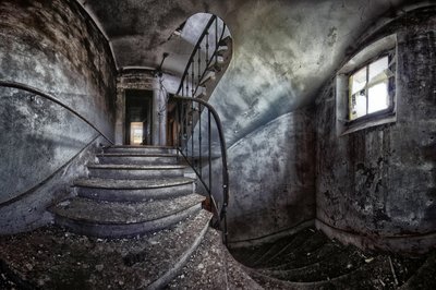 Verlaten wenteltrap door Francois Casanova
