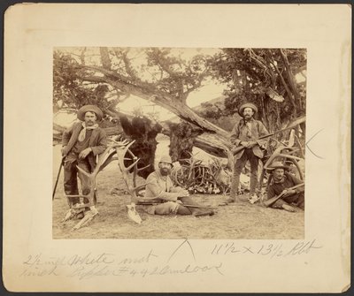 Lispenard Stewart party, #6 - 5th Ave., N.Y. met trofeeën bij oude cederboom, Mammoth Hot Springs, Yellowstone National Park door Frank Jay Haynes