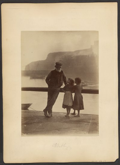 [Oude man en twee meisjes] door Frank Meadow Sutcliffe