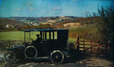 Vroege kleurenautochrome circa 1916. Man in een auto, mogelijk de fotograaf in Engeland door Franklin Price Knott