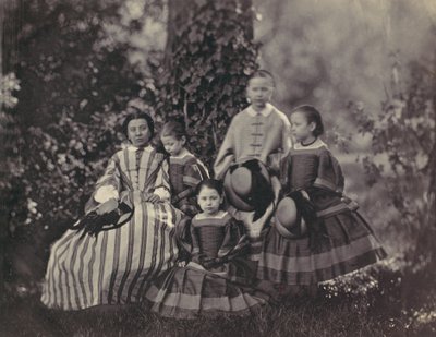 [Zittende dame in gestreepte jurk met vier kleine meisjes] door Franz Antoine
