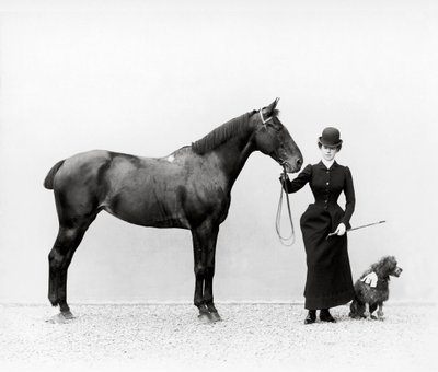 Portret van Miss Walsh met een paard en een miniatuur poedel bij Villa di Montefonte, in de Poggio Imperiale omgeving van Florence, c.1890 door Fratelli Alinari Fratelli Alinari