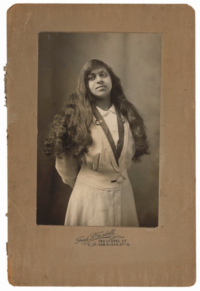 Portret van een vrouw,c. 1910 (foto) door Fred S. Tisdell