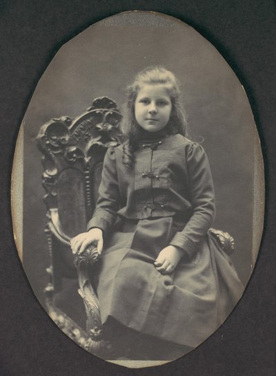 [Meisje met krullen, zittend, driekwart lengte] door Frederick Gutekunst
