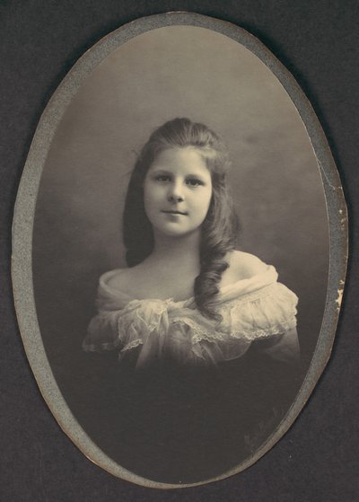 [Meisje met witte off-the-shoulder jurk], 1890s door Frederick Gutekunst