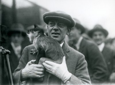 Een Zwartkuifmangabey, mogelijk Freckles, met zijn verzorger, tijdens een buitenuitzending van London Zoo, 1925 door Frederick William Bond