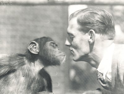 Booboo de chimpansee en John Shelly in ZSL London Zoo, september 1927 door Frederick William Bond