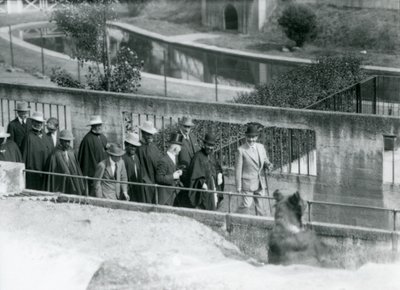 Sir Peter Chalmers Mitchell met Ethiopische Regent Haile Selassie en zijn gevolg, bekijkt een Bruine Beer op de Mappin Terrassen, London Zoo door Frederick William Bond
