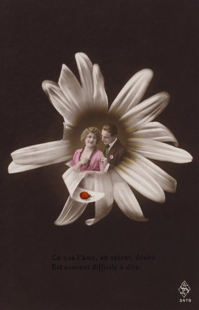 Een jong koppel in het midden van een bloem met een lieveheersbeestje door French Photographer