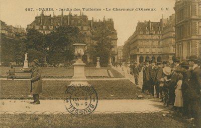 Vogelcharmeur in de Jardin des Tuileries, Parijs door French Photographer