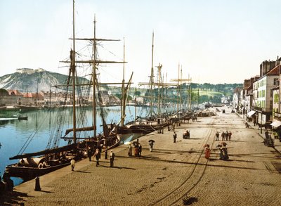 Boten aangemeerd in Cherbourg met het oude fort op de achtergrond, 1890-1900 door French Photographer