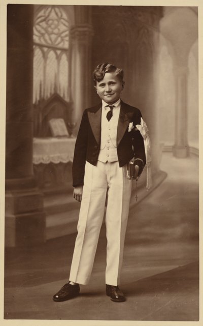 Jongen bij eerste communie door French Photographer