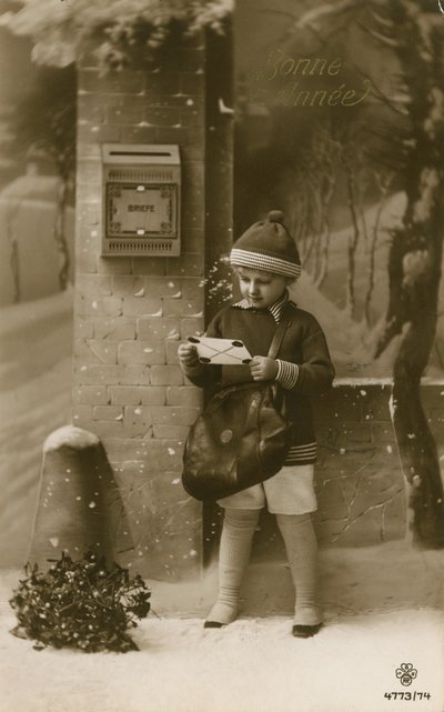 Kind op het punt een brief te posten door French Photographer