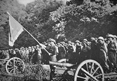 Communistische Viet Minh troepen op parade met licht veldgeschut, tijdens het beleg van Dien Bien Phu, november 1953-mei 1954 (kleur litho) door French Photographer