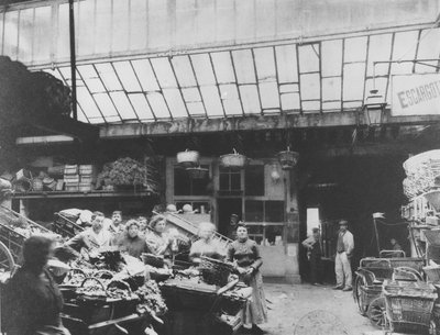 Cour du Heaume, rue Pirouette, Les Halles, Parijs, 1910 door French Photographer