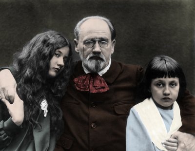 Emile Zola met zijn dochters Denise en Jacques in zijn huis in Verneuil-sur-Seine (foto) door French Photographer