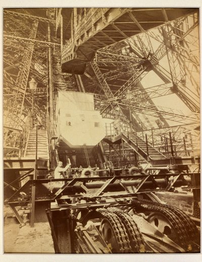 Apparatuur om het liftsysteem van de Eiffeltoren te bedienen, ca. 1888 door French Photographer