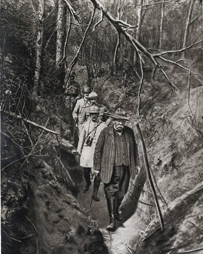 Eerste Wereldoorlog: "de voorzitter van de raad Georges Clemenceau steekt tijdens een van zijn frequente bezoeken aan het front, vergezeld van zijn generaals, een loopgraaf over (gut)" In "De spiegel" 1918 door French Photographer