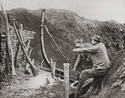 Franse soldaten gebruiken een katapult om bommen te werpen tijdens de Eerste Wereldoorlog, uit The Illustrated War News, 1915 door French Photographer