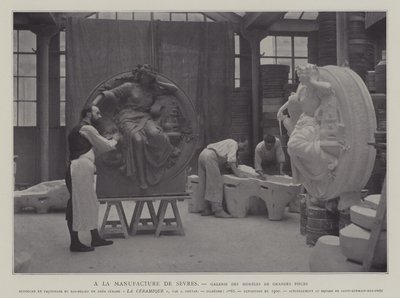 Galerij van grote stukken in de porseleinfabriek van Sèvres, Frankrijk door French Photographer
