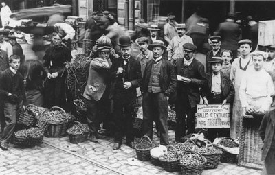 Tuinmannen van de Les Halles markt, Parijs, 1907 door French Photographer