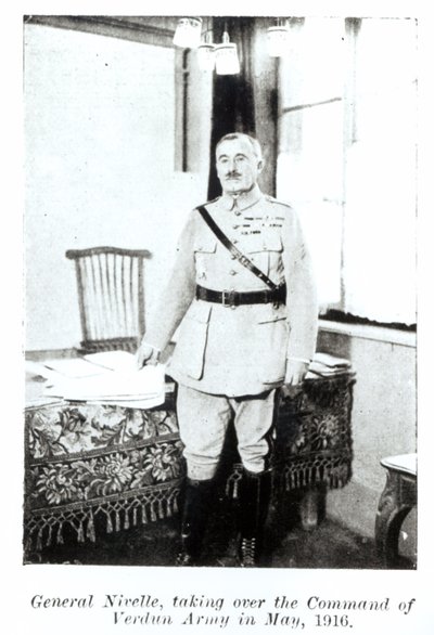 Generaal Robert Nivelle (1856-1924) Neemt het Commando van het Leger over bij Verdun, mei 1916 door French Photographer