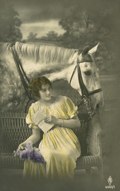 Meisje zittend op bank met wit paard achter door French Photographer