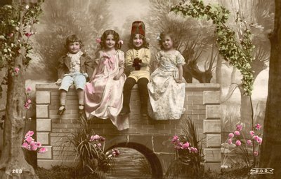 Meisjes en jongens zittend op de rand van een brug door French Photographer