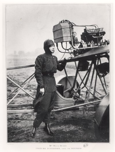 Helene Dutrieu (1877-1961) naast een vliegtuig, voor 1914 door French Photographer