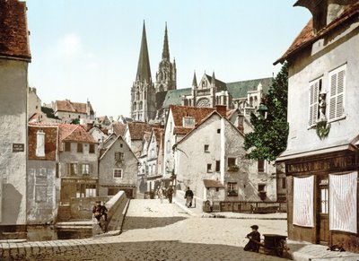 Kijkend naar beneden een straat in Chartres met de kathedraal op de achtergrond, 1890-1900 door French Photographer