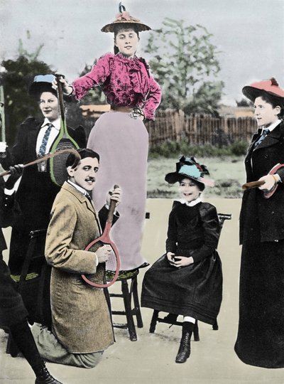 Marcel Proust Franse schrijver te midden van een groep jonge vrouwen die gitaar spelen op een tennisracket, bij de tennis boulevard Bineau in Parijs, 1892 door French Photographer