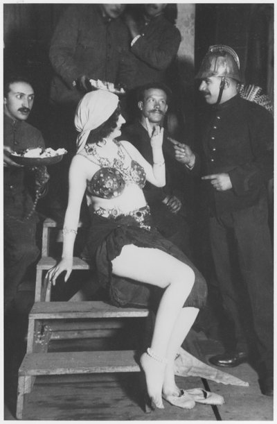Mata Hari in de coulissen met een brandweerman, ca. 1905 door French Photographer